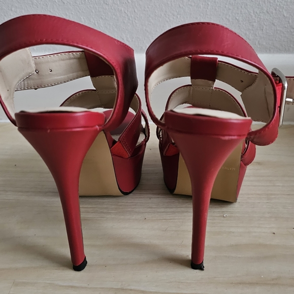 Red heels. Petite size 3M - Picture 2 of 4